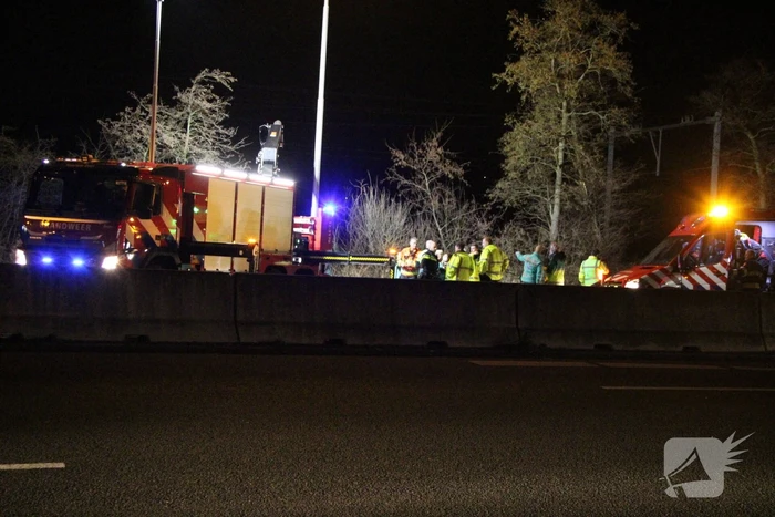 Auto belandt in sloot langs snelweg