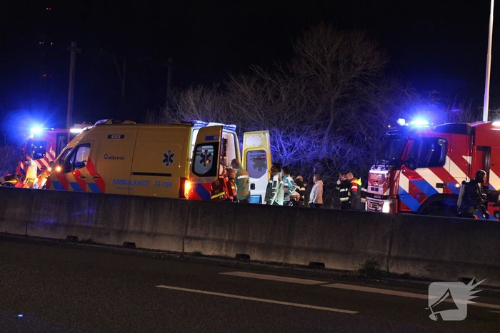 Auto belandt in sloot langs snelweg