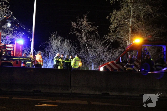 Auto belandt in sloot langs snelweg