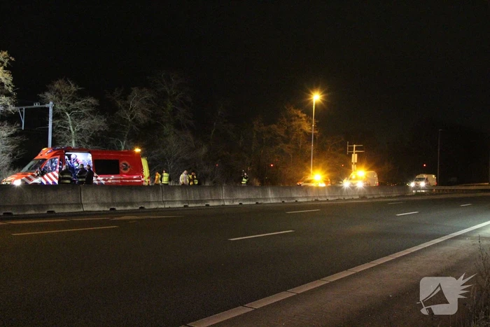 Auto belandt in sloot langs snelweg