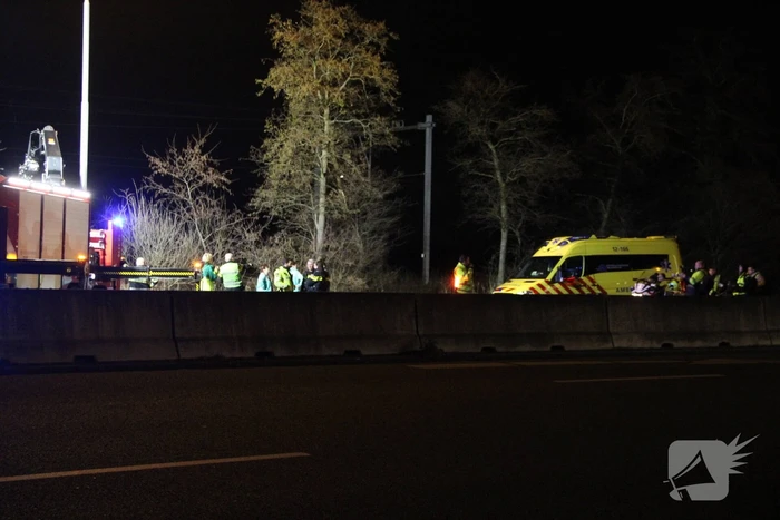 Auto belandt in sloot langs snelweg