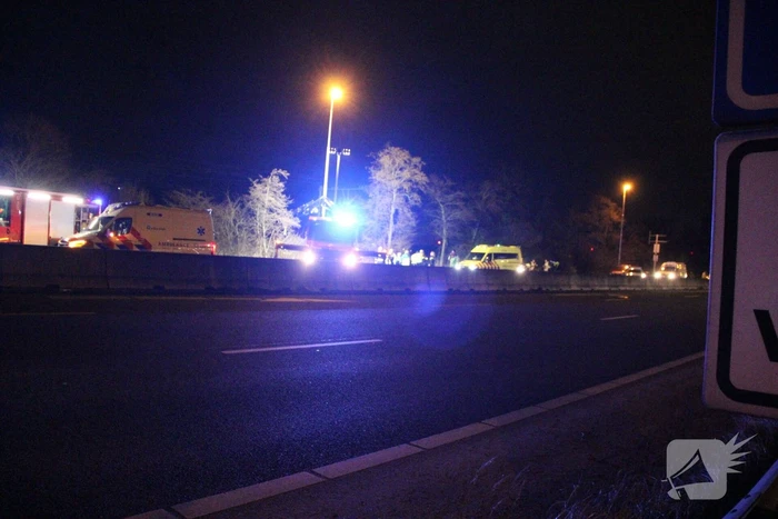 Auto belandt in sloot langs snelweg