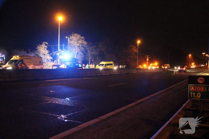 Auto belandt in sloot langs snelweg