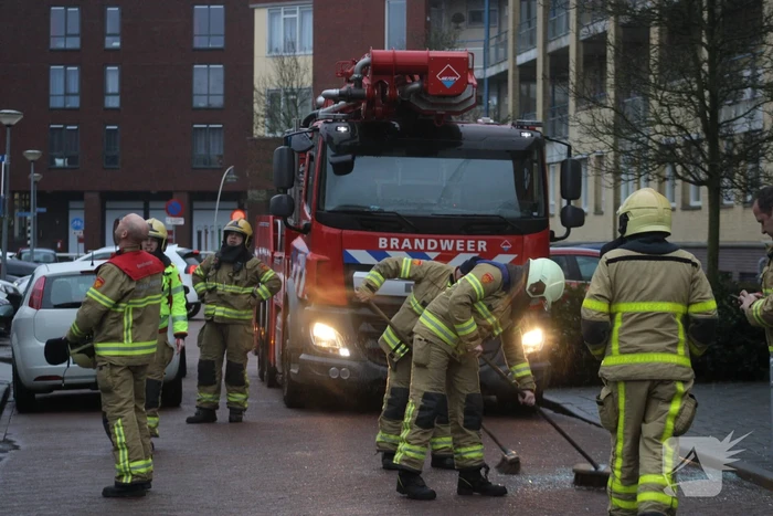 Weggewaaide tafel hangt gevaarlijk over balkonrand