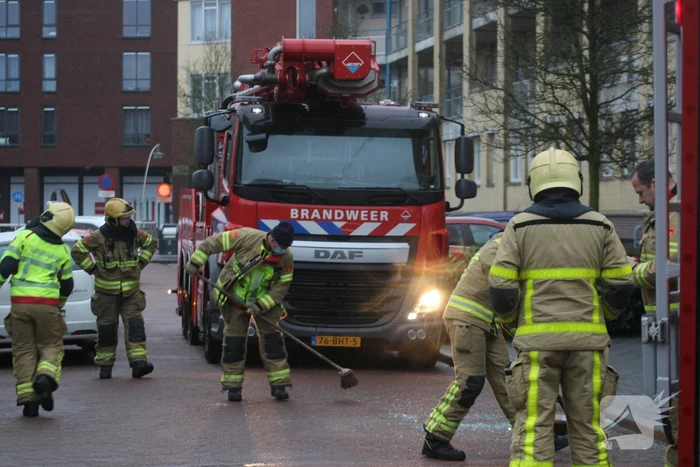 Weggewaaide tafel hangt gevaarlijk over balkonrand
