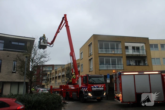 Weggewaaide tafel hangt gevaarlijk over balkonrand