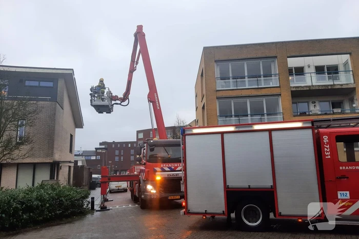 Weggewaaide tafel hangt gevaarlijk over balkonrand