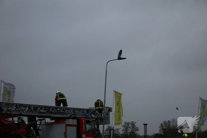 Kap lantaarnpaal door storm losgewaaid