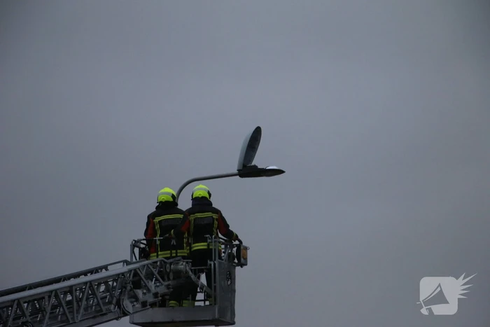 Kap lantaarnpaal door storm losgewaaid