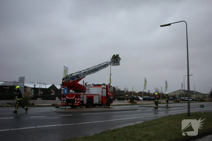 Kap lantaarnpaal door storm losgewaaid