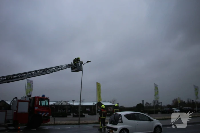 Kap lantaarnpaal door storm losgewaaid
