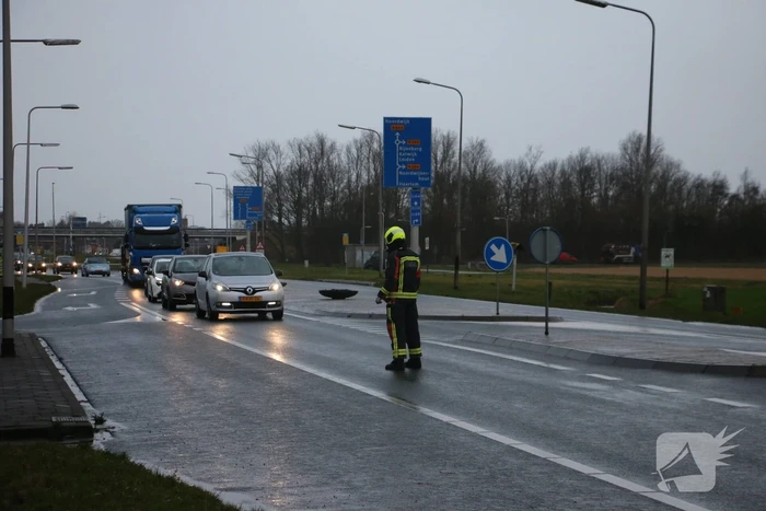 Kap lantaarnpaal door storm losgewaaid