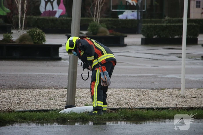 Kap lantaarnpaal door storm losgewaaid