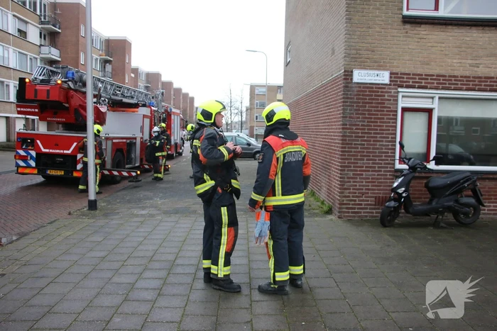 Brandweer verwijderd bevestigingsmateriaal van dak