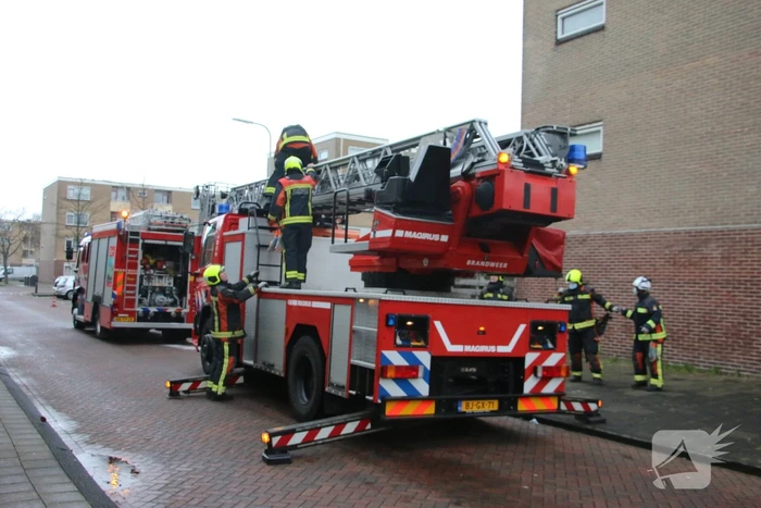 Brandweer verwijderd bevestigingsmateriaal van dak