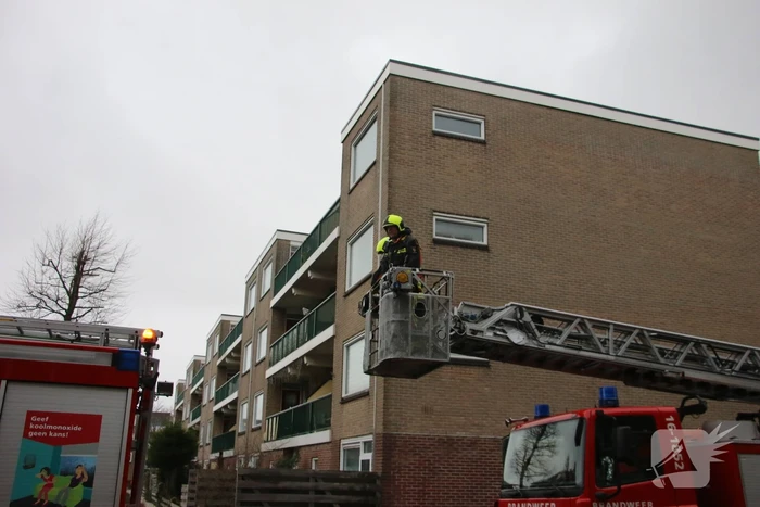 Brandweer verwijderd bevestigingsmateriaal van dak