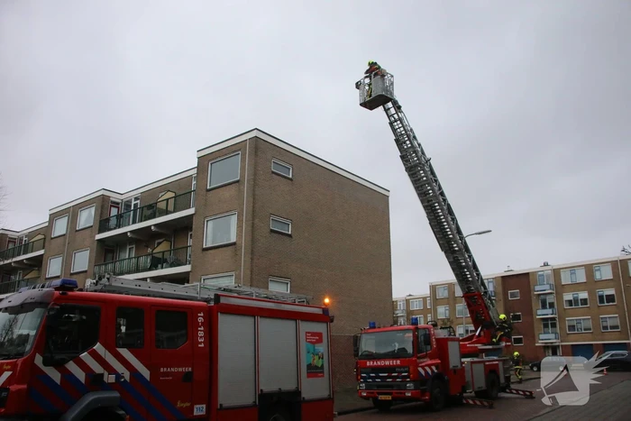 Brandweer verwijderd bevestigingsmateriaal van dak