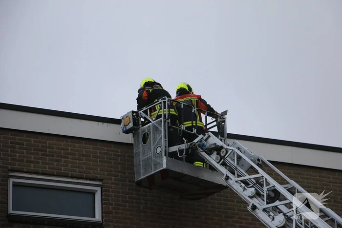 Brandweer verwijderd bevestigingsmateriaal van dak