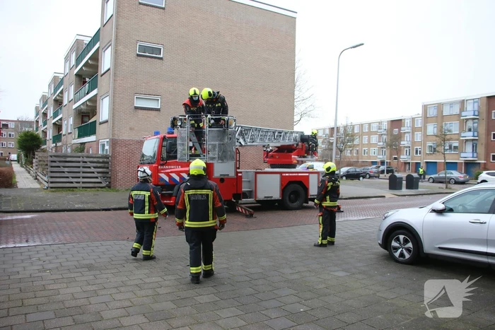 Brandweer verwijderd bevestigingsmateriaal van dak