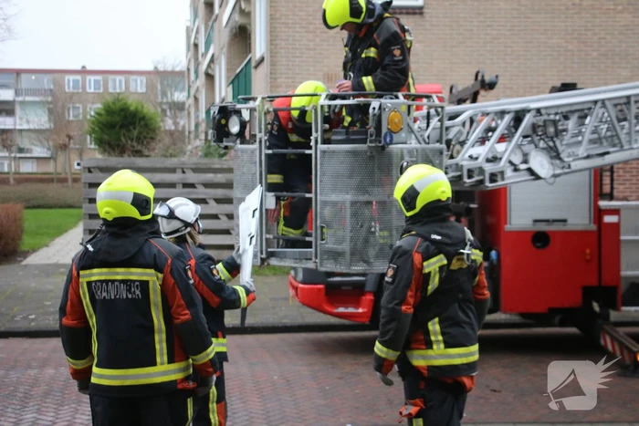 Brandweer verwijderd bevestigingsmateriaal van dak