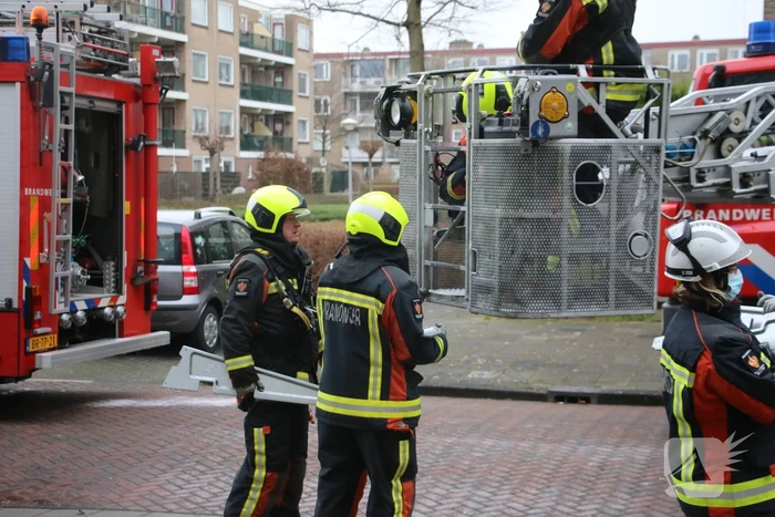 Brandweer verwijderd bevestigingsmateriaal van dak