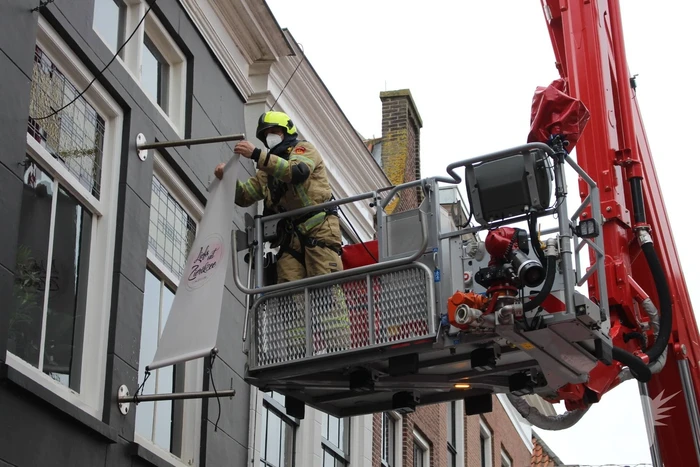Spandoek losgewaaid door harde wind