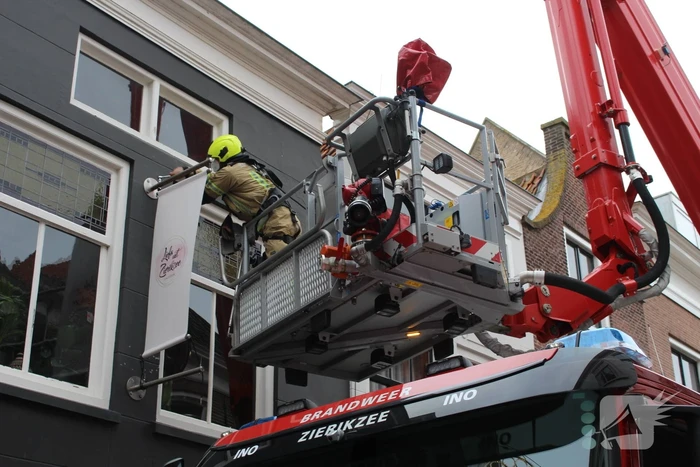Spandoek losgewaaid door harde wind