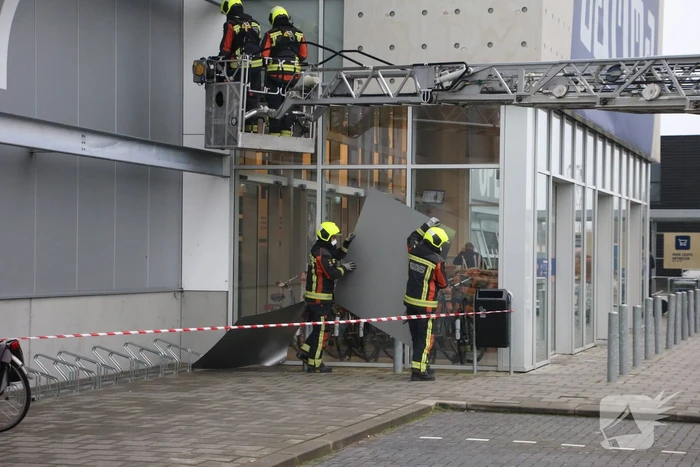Gevelplaten Gamma losgewaaid door harde wind