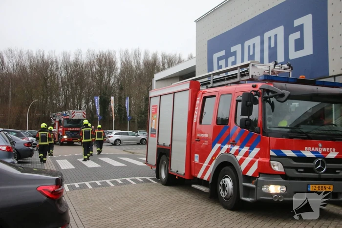 Gevelplaten Gamma losgewaaid door harde wind