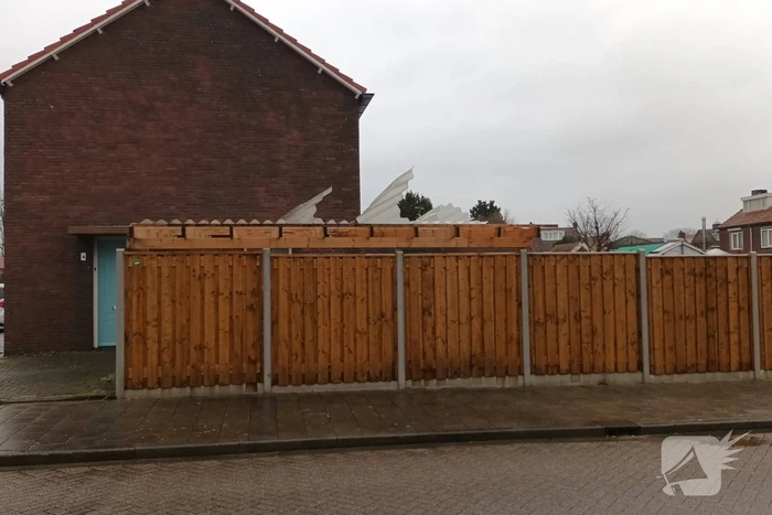 Platen carport losgewaaid door harde wind