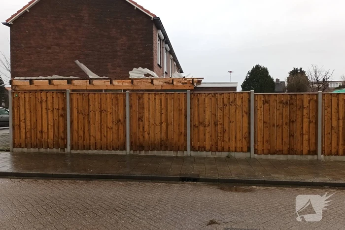 Platen carport losgewaaid door harde wind