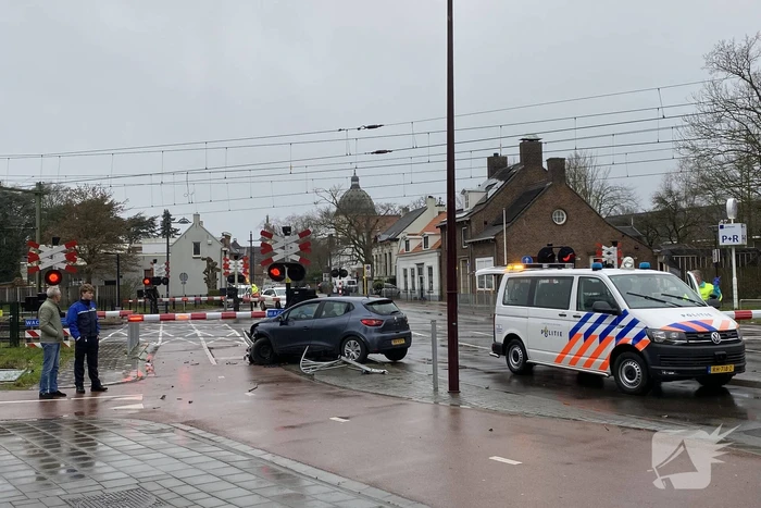 Automobilist rijdt door hekwerk bij spoorwegovergang NS-station