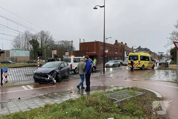 Automobilist rijdt door hekwerk bij spoorwegovergang NS-station