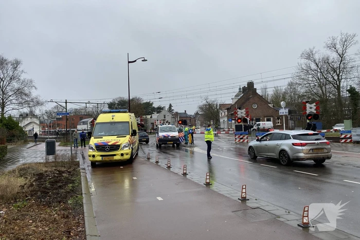 Automobilist rijdt door hekwerk bij spoorwegovergang NS-station