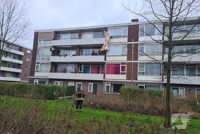 Zonnescherm flatwoning weggewaaid
