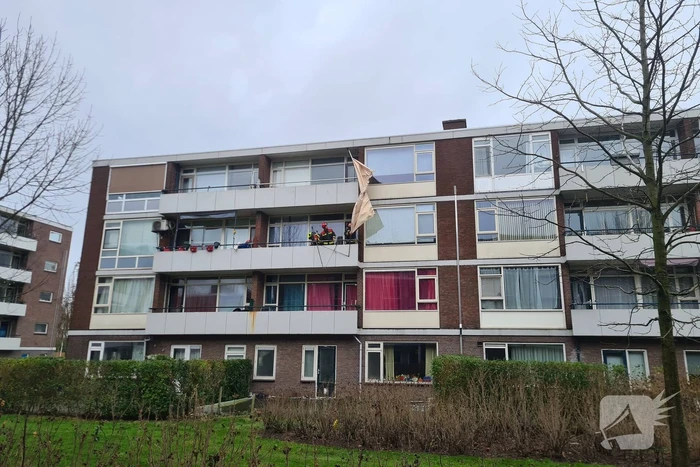 Zonnescherm flatwoning weggewaaid