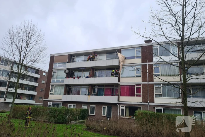 Zonnescherm flatwoning weggewaaid