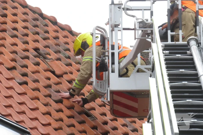 Dakpannen van dak gevallen naast brandweerkazerne