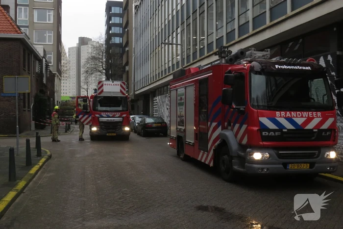 Dakpannen van dak gevallen naast brandweerkazerne