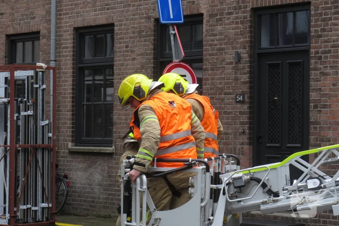 Dakpannen van dak gevallen naast brandweerkazerne