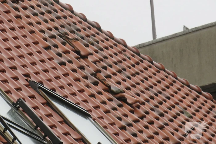 Dakpannen van dak gevallen naast brandweerkazerne