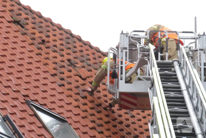 Dakpannen van dak gevallen naast brandweerkazerne