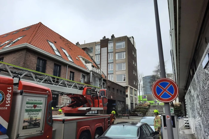 Dakpannen van dak gevallen naast brandweerkazerne