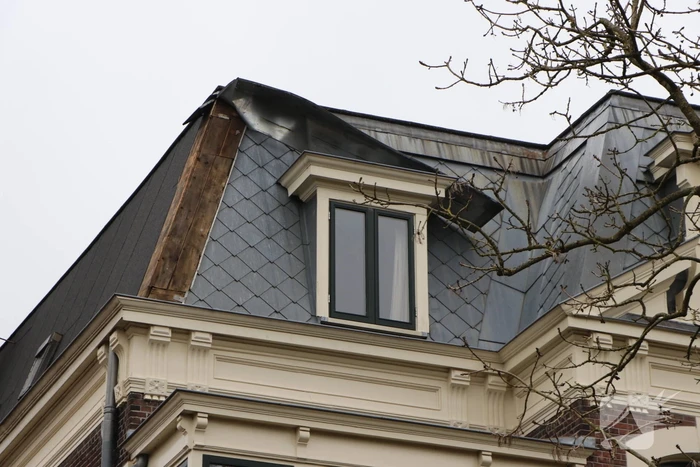 Stuk dakleer waait los van woning