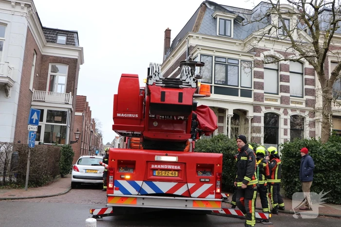 Stuk dakleer waait los van woning