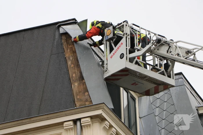 Stuk dakleer waait los van woning