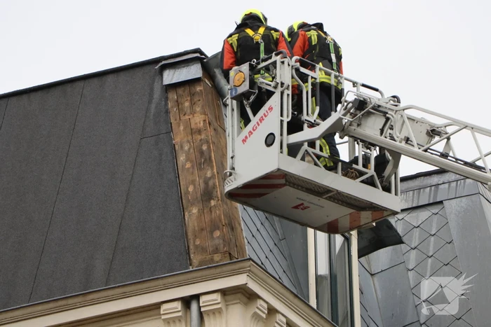 Stuk dakleer waait los van woning