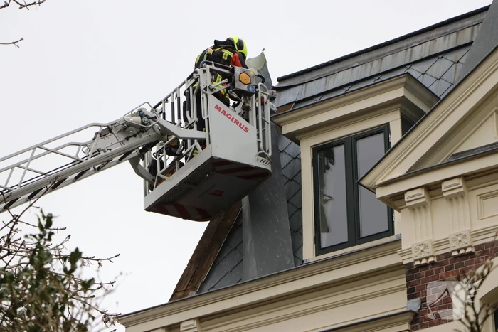 Stuk dakleer waait los van woning