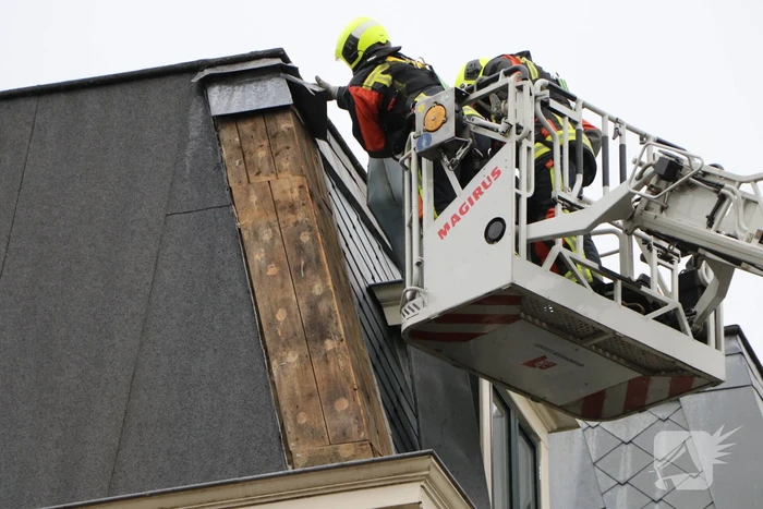 Stuk dakleer waait los van woning