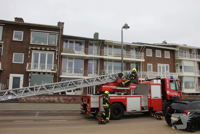 Brandweer verwijderd dakplaten en zet dakgoot vast